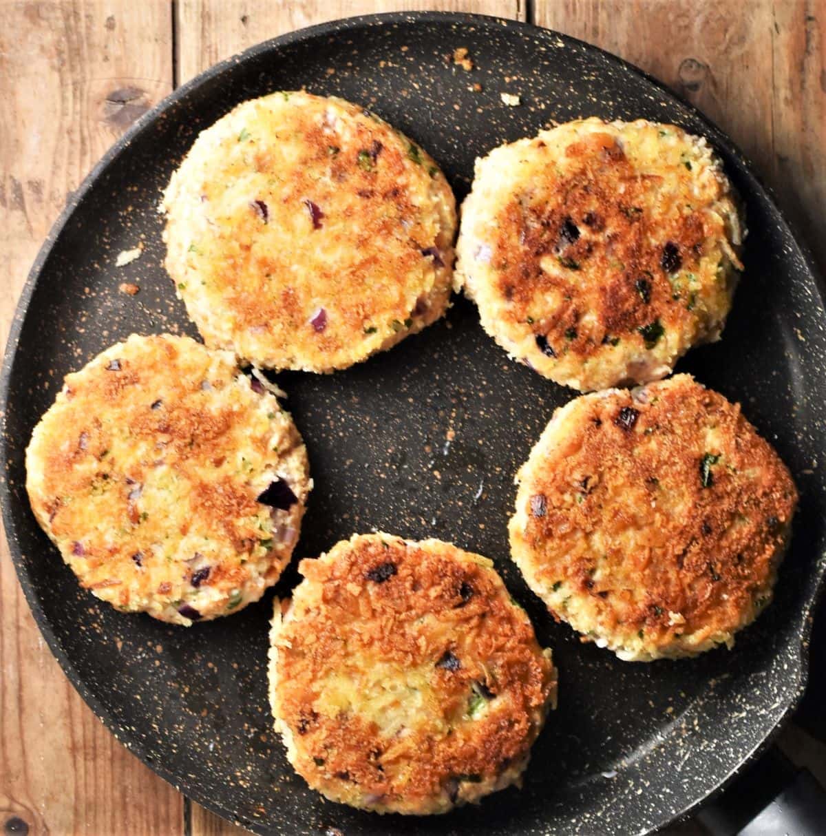 5 crispy breaded chicken burgers in large pan.